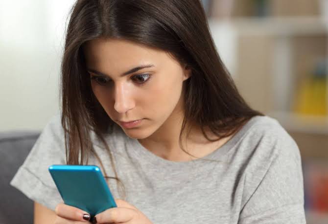 Persona en casa revisando la ficha del producto en el teléfono